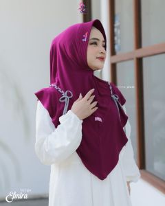 New Collection Alert‼️ Pasti udah rindu berat sama koleksi Bergo Couplenya Linalivia kan yaaaa❤️ Bergo Elmira coming for you Lovers😘😗  *BERGO ELMIRA (Couple)*  Spesifikasi : 1. Bahan Jersey high twist premium 2. Pad busa antem 3. Detail aksen ruffle & L