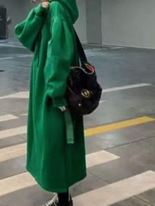 ชุดเดรสยาวคลุมเข่ามีฮู้ด แขนยาว ผ้ากำมะหยี่ ตกแต่งด้วยลูกไม้ กระโปรงทรงเอ ผ้าฝ้ายผสมโพลีเอสเตอร์ สีพื้น แฟชั่นฤดูใบไม้ร่วง