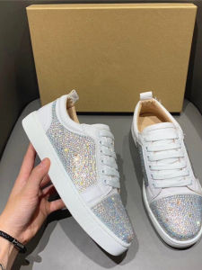 ลำลอง รองเท้าผ้าใบส้นแบนต่ําด้านบนสไตล์คู่ของแท้ หนัง รองเท้าผู้ชายประดับเพชร ทันสมัย สลิปออนนิ้วเท้ากลม