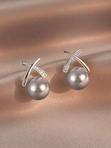 Pianist | Elegant Pearl Stud Earrings