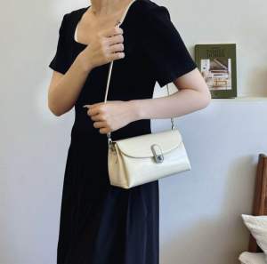 Túi xách nữ đeo chéo mẫu mới 2024