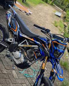 DECAL STIKER FULLBODY KAWASAKI KLX BF150 WARNA BIRU KOMBINASI NOMOR CRUM BEBAS CUSTOM