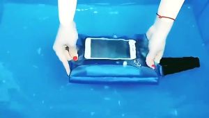 ซองกันน้ำ ซองโทรศัพท์ กันน้ำ3ชั้น ทัสกรีนได้ สายคาดปรับได้ เหมาะกับการสวมใส่ในวันสงกรานต์