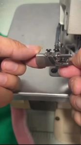 Chân vịt diễu mí căn thẳng đường may CÓ ĐIỀU CHỈNH MŨI TÀU dùng cho máy vắt sổ 4 chỉ pegassus sirubar jack...