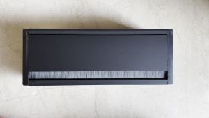 GROMMET PAKET BOX PENUTUP LUBANG KABEL DAN TEMPAT DUDUKAN STOP KONTAK MEJA KERJA MEETING RAPAT TRIPLE POWER HITAM 3 LUBANG 30CM 30 CM ARDE PANASONIC BAHAN ALUMINIUM