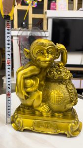 Tượng khỉ bằng đồng phong thủy cầm thỏi vàng cao 27cm ngang 24cm sâu 14cm nặng 3kg