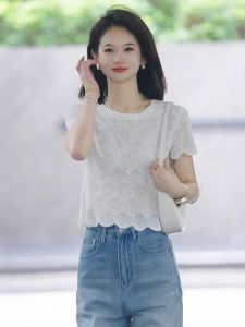 WANGGONGZHU | เสื้อเชิ้ตแขนสั้นผู้หญิงทรงหลวมสไตล์เกาหลีฤดูร้อนปี 2025 ทรงหลวมไม่สมมาตร เสื้อเชิ้ตคอตั้งลายดอกไม้แบบทันสมัย ​​เสื้อเชิ้ตทรงเข้ารูป