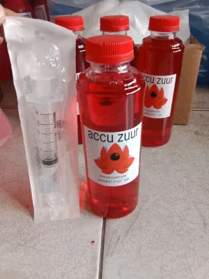 ACCU ZUUR MERAH. AIR AKI MERAH UNTUK AKI MOTOR YANG LEMAH/DROP (bonus suntikan)