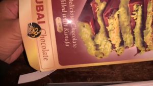 Cokelat Dubai dengan Kunafa 320 gram lebih besar dan lebih tebal