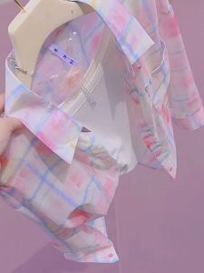 เสื้อเชิ้ตคอโปโลลายสก็อตสีชมพูหลวมๆ สำหรับผู้หญิงในช่วงฤดูร้อนปี 2025 เสื้อเชิ้ตบางๆ ป้องกันแสงแดด ทรงหลวม แขนยาว ปกติ