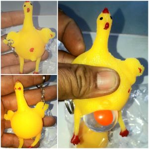 Móc khóa Một chú gà bóp đẻ trứng mini dài 6cm bằng nhựa mềm