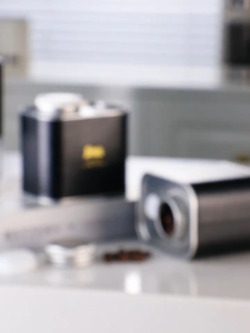 Bincoo Airtight Coffee Canister 100g with One-Way Valve – Food-Grade Tinplate + PU Leather Storage for Coffee Beans