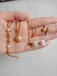 Set Perhiasan Wanita Dewasa Motif Bola-Bola Gold