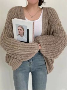 เสื้อคาร์ดิแกนแขนโคมไฟสีพื้นสีพื้นแบบลำลอง เสื้อคลุมยาวปานกลางคอวีแขนยาว ทรงหลวม สไตล์สตรีท เสื้อคลุมคาร์ดิแกนสำหรับฤดูใบไม้ร่วง