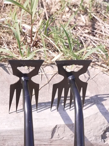 Heavy Duty Weeding Rake Garden Tool Weed Remover Root Puller Sharp Teeth Hand Cultivator for Lawn Farm Gardening