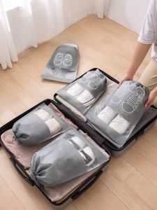 กระเป๋าใส่รองเท้าสำหรับการเดินทาง ป้องกันฝุ่น กระเป๋าใส่รองเท้าแบบมีหูสำหรับใช้ในบ้านและตากอากาศ ผ้าไม่ต้องรีด TILMANN