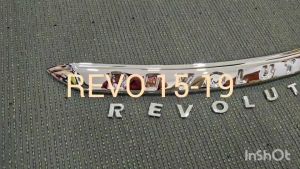 คิ้วฝากระโปรงหน้า คิ้วหน้า โครเมี่ยม โลโก้ชุบ TOYOTA REVO 2015-2019 (A)