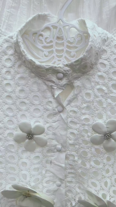 เสื้อแขนยาวลูกไม้แฟชั่นไฮโซby [ann1] ตัวเสื้อมีซับในตัว คอสูง กระดุมเรียงด้านหน้า แขนพองสวย แต่งเข็มกลัดดอกไม้