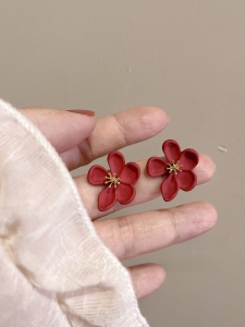 Summer Elegant Small Red Flower Mosquito Coil Ear Clip Vintage French High-End Unique Ear Studs Girls Sensation Earrings