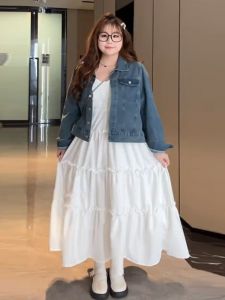 ชุดเดรสยาวคอฮอลเตอร์สีขาวสไตล์ฝรั่งเศสไซส์ใหญ่สำหรับผู้หญิงในช่วงฤดูร้อน ชุดยาวเอวเข้ารูปดีไซน์เรียบง่าย สัมผัสหรูหรา