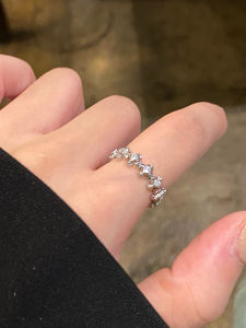 Elegant Silver Tone Ring for Women Cross Zirconia Design Simple Circle Fashionable Unique Finger Ring Jewelry Accessory