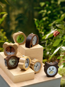 นาฬิกาตั้งโต๊ะไม้ที่เงียบสงบสำหรับนักเรียนชั้นประถมศึกษานาฬิกาปลุกข้างเตียงพร้อมเครื่องมือปลุกการออกแบบสัตว์สักราศีสิบสอง