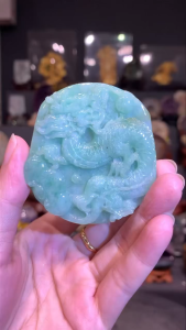 burma jadeite pendant盘旋腾飞💯天然绿翡龙牌🐲 #jade 雕工细腻、质地通透✅ 寓意非常吉祥👍 旺事业增贵人、增强自信与气场 玉牌高: 5.8cm 宽: 5.3cm 厚度: 0.7cm 重: 44g