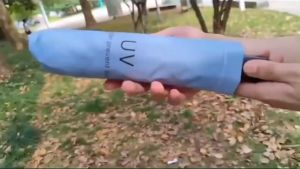 ร่มพับได้กันน้ำกันแดด UV พร้อมฝาครอบ น้ำหนักเบา พกพาสะดวก สีสันหลากหลาย