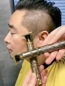 เครื่องตัดผมไร้สาย ใบมีดไทเทเนียมเกรดพรีเมียม ไม่ติดดึงผม ปลอดภัยสำหรับทารกและทุกคนในครอบครัว ดีไซน์กะทัดรัดเหมือนพู่กัน ใบมีดเปิดโล่งมองเห็นแนวผมชัดเจน สำหรับสลักลายและดัดผม ทำงานเงียบ ไม่รบกวนการนอนหลับ ใช้งานได้นาน พร้อมหวีปรับระดับ 4 ขนาด