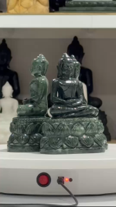 พระบูชา พระพุทธรูป พระแกะสลัก รูปทรง พระแก้วมรกต ปางนั่งสมาธิ หินเขียว หน้าตัก 3 นิ้ว สูง 6.5 นิ้ว น้ำหนัก 1.2 กิโลกรัม