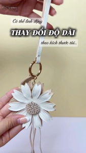 Charm treo túi xách thiết kế hoa cúc phụ kiện treo túi xách balo xinh xắn chất liệu từ da thật nhập khẩu Pháp không bị trôi màu theo thời gian phụ kiện thời trang xinh xắn treo túi xách balo túi tote quà tặng ý nghĩa cho các cô nàng