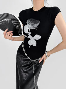 เสื้อกั๊กถักแขนกุดคอตุ้มพิมพ์ลายดอกกุหลาบสีดำสไตล์ย้อนยุคสำหรับผู้หญิงในฤดูร้อน เสื้อยืดทรงสลิมฟิต แขนกุด คอตุ้ม แขนกุด