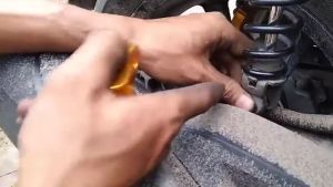 Raiser Peninggi Shockbeaker Motor Beat & Vario: Aksesoris Motor Bebek Riser Peninggi plus Baut