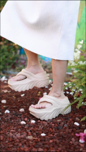 Capubew การจัดส่งที่รวดเร็ว จัดส่งที่รวดเร็วหนาแต่เพียงผู้เดียวผู้หญิงรองเท้าแตะสไตล์ใหม่ EVA เพิ่มความสูงรองเท้าชายหาดรองเท้าแตะลื่นนุ่มแต่เพียงผู้เดียว รองเท้าแตะสตรี รองเท้าแตะสตรี รองเท้าแตะสตรี4.23/01