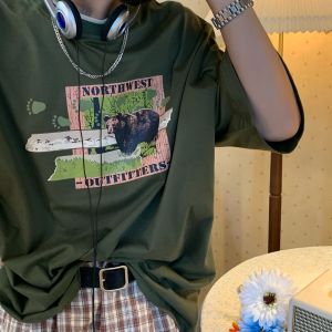 เสื้อยืดแขนสั้นสไตล์ย้อนยุค C2 สไตล์หมีแคนซูสุดเท่ เสื้อเชิ้ตคอวีทรงหลวมๆ สไตล์ฮ่องกง เสื้อผ้าทำงานแฟชั่น