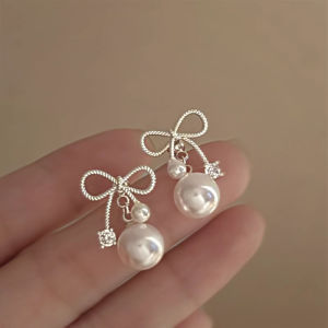 Elegant Pearl Zircon Butterfly Knot Ear Cuff Womens Fashion Jewelry 925 Silver Needle Double Wear Design Luxury Sensation