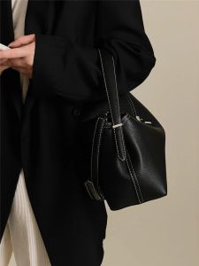 กระเป๋าถือหนังวัวทรงสี่เหลี่ยมใหญ่ความจุขนาดใหญ่ กระเป๋าสะพายไหล่ข้างเดียวแฟชั่น กระเป๋าใส่ของสำหรับเดินทางที่ใช้งานได้หลากหลาย กระเป๋าถือแบบมีซิป