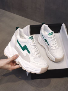 รองเท้าผ้าใบทรงหัวมนแบบสวมสบายสำหรับผู้หญิงในช่วงฤดูใบไม้ผลิปี 2025 รองเท้าลำลองแบบทันสมัย ​​รองเท้าส้นหนาแบบระบายอากาศได้ดี รองเท้าส้นสูงสำหรับผู้หญิง รองเท้าส้นแบนพื้นยาง