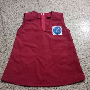 Seragam TK nasional anak perempuan warna biru hijau merah dan oranye atasan tanpa lengan kain famatek dengan saku depan dan logo di dada.