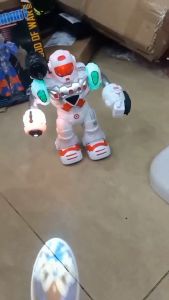 Mô hình đồ chơi robot chiến đấu chiếu hình ảnh có đèn có nhạc di chuyển bắn tên lửa quà tặng sinh nhật ý nghĩa cho bé