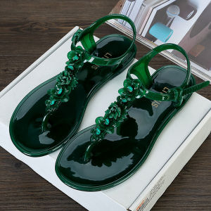 รองเท้าแตะพื้นแบนแบบสวมส้นเตี้ยสำหรับผู้หญิง พื้นยาง PVC สีลูกกวาด ทรงหัวมน รองเท้าแตะชายหาดแบบสวมส้นเตี้ย ฤดูร้อน 2025