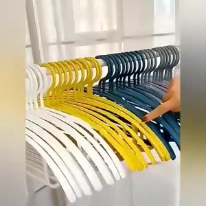 ไม้แขวนเสื้อ ไม้แขวนเสื้อกันลื่น พลาสติก รุ่นกันเสื้อเป็นรอยเพราะรูปทรงโค้งมน สีพาทเทล มินิมอล ที่แขวนเสื้อยืดหยุ่นได้