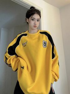 ปักอเมริกันRetroสีเหลืองรอบคอPullover Hoodieสําหรับผู้ชายและผู้หญิงหลวมFit Casual Streetwearผ้าโพลีเอสเตอร์