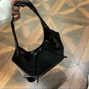 Korean Style Large Capacity Single Shoulder Bag Womens 2025 Summer New Red Bow Tie Tote Bag Commuter Handbag Polyester Lining