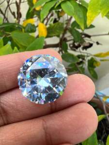 แพซ หิน สี WHITE 51 กะรัต (CZ CUBIC ZIRCONIA ) สี WHITE DIAMOND พลอย LAB MADE 100%. ราคา เป็น 1 เม็ด. พลอย ขนาด 20x20 MM มิล