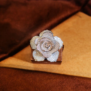 SEQUITO Fashion Women Clothes Accessories Micro Pave Tiny Shiny AAA Zirconia Silvery 3D Rose Flower Shaped Brooch Dresses Daily Wear Jewelry BP018