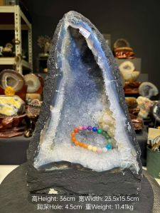 Fengshui gold element  white quartz geode with calcite  五行“金” 💯天然白水晶星空洞🌌 非常闪亮的白水晶体 透视蓝玛瑙形成星空玛瑙👍 也带有黄娇花共生 右侧方解石共生 边部玛瑙