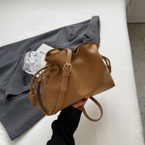 Túi Đeo Chéo Da Mềm Thời Trang Mới Thu Đông Cho Nữ Túi Đeo Vai Đơn Giản Đa Năng Cổ Điển Cao Cấp PU Túi Đeo Chéo