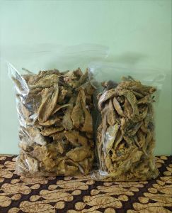 CEMILAN KRIPIK IKAN CRISPY GURIH RENYAH KRIUK ORIGINAL SIAP SANTAP MAKANAN SNACK FOOD FISH ( HALAL )