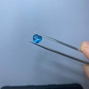 2080-ĐÁ TOPAZ CẮT TIM ( THIÊN NHIÊN) KHÔNG PHÁT ĐỎ DƯỚI TIA UV